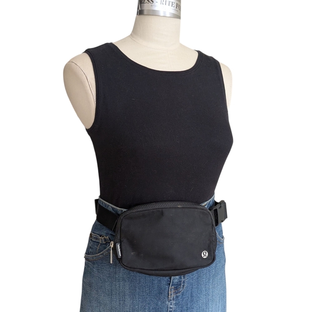 Lululemon Everywhere Belt Bag pre owned EUC - Picture 2 of 9